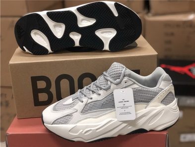 authentic ad*s Y**zy 700 boost white-003