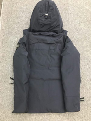 Can*a Go*e coat-37-137