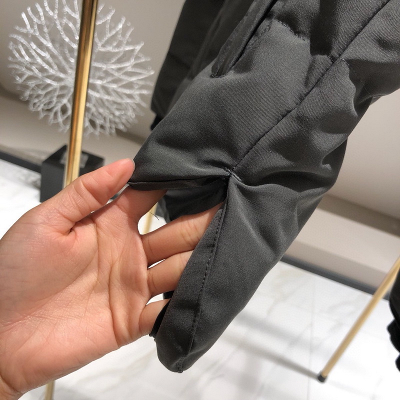 Can*a Go*e coat-240
