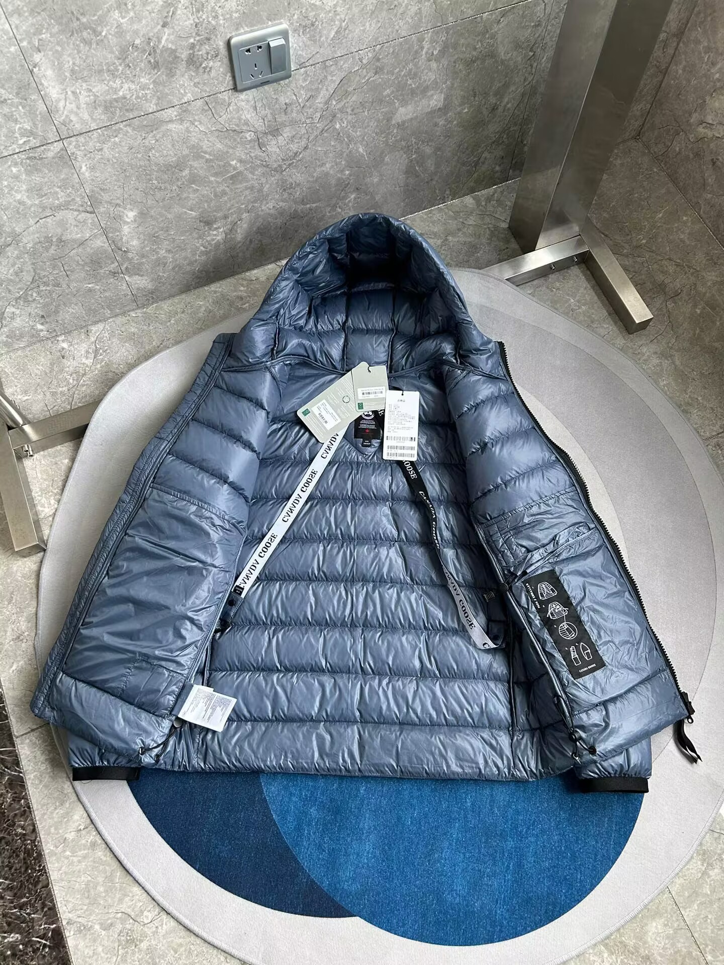 Can*a Go*e coat-260