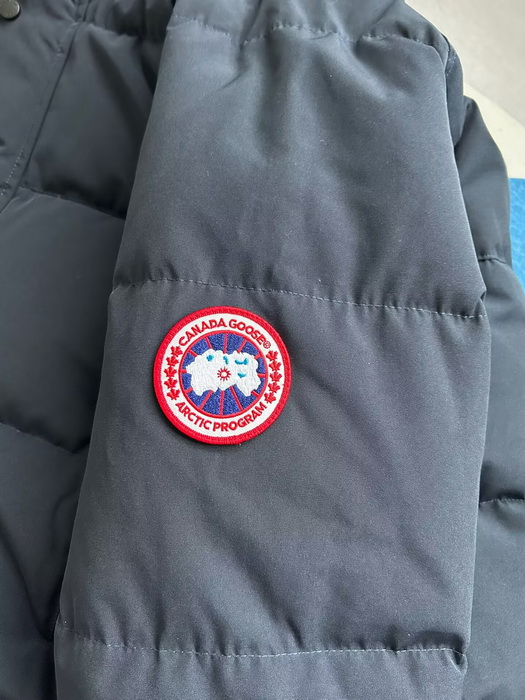 Can*a Go*e coat-368