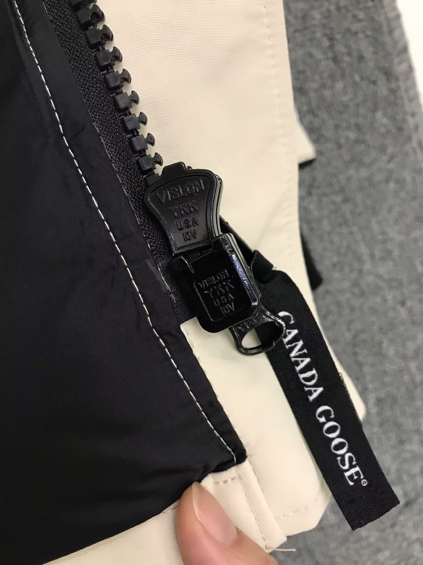 Can*a Go*e coat-379